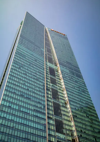 Vietnam 'daki en yüksek binalardan biri olan 65 katlı Lotte Center Hanoi' de ofisler, bir mağaza, bir otel, evler ve şehrin panoramik manzaralı bir gözlem güvertesi bulunmaktadır..