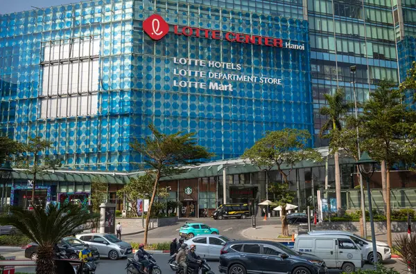 Vietnam 'daki en yüksek binalardan biri olan 65 katlı Lotte Center Hanoi' de ofisler, bir mağaza, bir otel, evler ve şehrin panoramik manzaralı bir gözlem güvertesi bulunmaktadır..