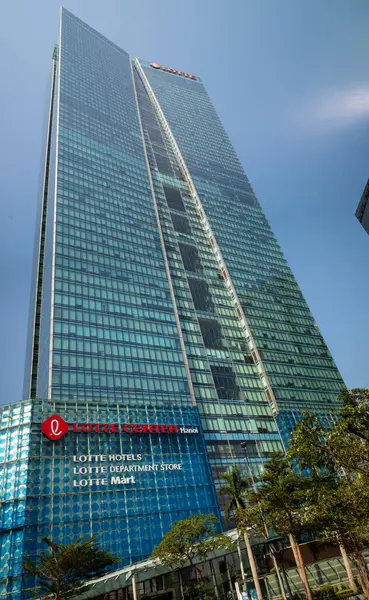 Vietnam 'daki en yüksek binalardan biri olan 65 katlı Lotte Center Hanoi' de ofisler, otel, konutlar ve panoramik manzaralı bir gözlem güvertesi bulunmaktadır..