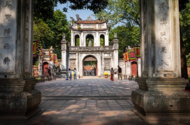 Büyük Kapı, Vietnam 'ın ilk üniversitesi Edebiyat Tapınağı' nın ana girişi, 1076 yılında kurulmuş ve Konfüçyüs 'e adanmıştır..