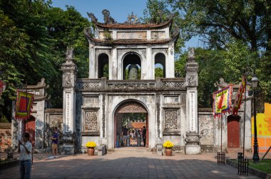 Büyük Kapı, Vietnam 'ın ilk üniversitesi Edebiyat Tapınağı' nın ana girişi, 1076 yılında kurulmuş ve Konfüçyüs 'e adanmıştır..