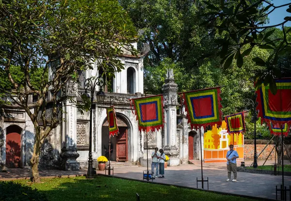 Büyük Kapı, Vietnam 'ın ilk üniversitesi Edebiyat Tapınağı' nın ana girişi, 1076 yılında kurulmuş ve Konfüçyüs 'e adanmıştır..