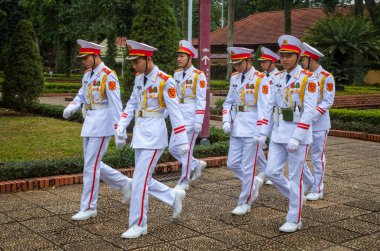 Ho Chi Minh Anıt Mezar Komutanlığı Onur Muhafızları 'nın beyaz üniformalı askerleri anıt mezar, Hanoi, Vietnam topraklarında yürüyorlar.