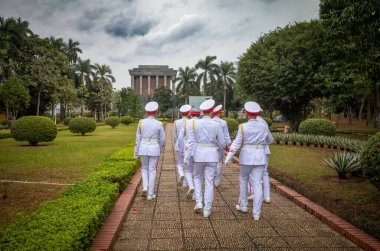 Ho Chi Minh Anıt Mezar Komutanlığı Onur Muhafızları 'nın beyaz üniformalı askerleri anıt mezar, Hanoi, Vietnam topraklarında yürüyorlar.