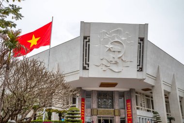 Hanoi, Vietnam 'daki Ho Chi Minh Müzesi' nin Sosyalist Gerçekçi girişinin yanında kırmızı bir Vietnam bayrağı.