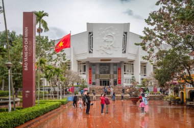 Sosyalist Realist Müzesi 'nin ana girişindeki yağmurda insanlar kendilerini Hanoi, Vietnam' daki ünlü devrimci lidere adadılar.