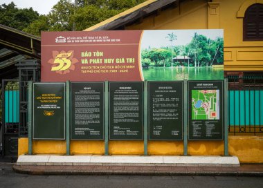Hanoi, Vietnam 'daki Başkanlık Sarayı' nda ziyaretçi bilgileri veren ve yönetmelikleri sıralayan bir ilan panosu..