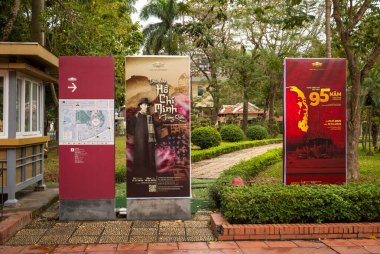 Çin 'deki Ho Chi Minh ve Vietnam Komünist Partisi' nin kuruluşunun 95. kuruluş yıldönümü, Ho Chi Minh Müzesi, Hanoi, Vietnam hakkında reklam sergileri.