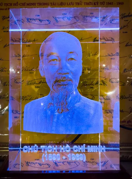 Devrimci lider Ho Chi Minh 'in akrilik oymalı 3D parlak mavi hologramı. Ho Chi Minh Müzesi, Hanoi, Vietnam.