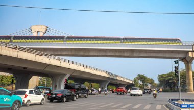 3. hatta bir Alstom Metropolis metro treni, ya da Van Mieu Hattı, Cau Giay İstasyonu, Hanoi, Vietnam 'a yaklaşıyor..