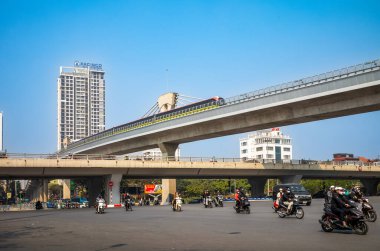 3. hatta bir Alstom Metropolis metro treni, ya da Van Mieu Hattı, Cau Giay İstasyonu, Hanoi, Vietnam 'a yaklaşıyor..