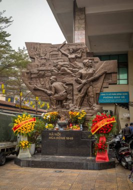 Dong Xuan pazarının dışındaki sosyalist gerçekçi bir anıt 1946 kışında Fransız sömürgecilere karşı yoğun bir savaş düzenledi. Hanoi, Vietnam