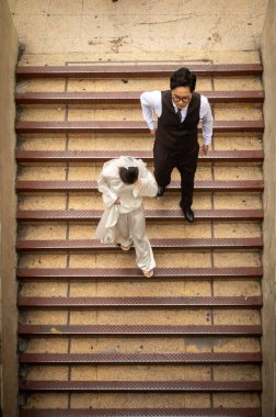 Genç bir çift, düğün fotoğrafları çekildikten sonra Dong Xuan pazarının çatısından aşağı iniyor. Hanoi, Vietnam