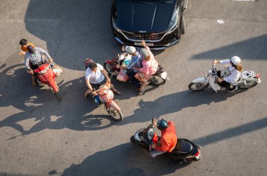 Direkt yukarıdan motorculara ve Hanoi, Vietnam 'ın göbeğindeki bir yola bakıyor..