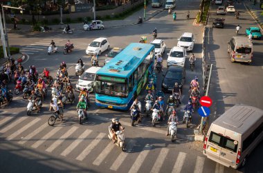 Pan Pasifik Oteli 'nin, Thanh Nien' in, Hanoi 'nin, Vietnam' ın dışında trafik kavşağında bekleyen motosikletlere, arabalara ve otobüse bakıyorum..