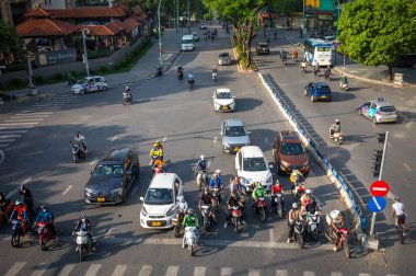 Pan Pasifik Oteli 'nin, Thanh Nien' in, Hanoi 'nin, Vietnam' ın dışında trafik kavşağında bekleyen motosikletlere ve arabalara bakıyorum..