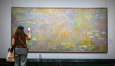 Bir ziyaretçi, Londra 'daki Ulusal Galeri' de Claude Monet 'in 