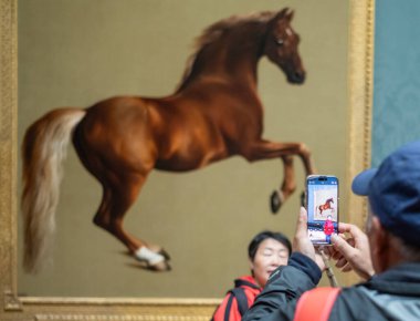 Asyalı turistler, George Stubbs 'ın Whistlecoat' unun fotoğraflarını çekiyor. 1762 'de Canvas' ta yağlı boya. Ulusal Galeri, Londra, İngiltere.