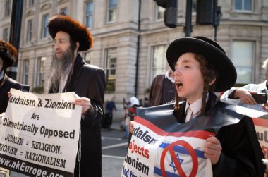 Anti Siyonist Haredi Yahudi grubu Neturei Karta 'dan genç bir ortodoks Yahudi çocuk veya Nakba 77 Mart' ta İsrail 'in Londra' nın merkezinde Gazze 'ye düzenlediği saldırılara karşı Filistin adına Şehrin Koruyucuları..