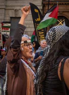 Bir kadın, Gazze 'de ve İsrail askeri harekâtına karşı düzenlenen büyük barış gösterisinde protesto etmek için kolunu kaldırdı. Londra, İngiltere.