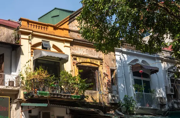 Hang Ga 'da Hanoi' nin eski mahallesinde, önünde 