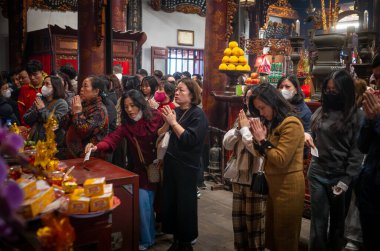 Vietnam halkı, tütsü yakmak ve şans dilemek için Quan Thanh Tapınağı 'na (ya da Tran Vu Tapınağı) akın etti. Hanoi, Vietnam.