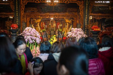 Vietnam halkı şans dilemek için Yeni Yıl 'da Quan Thanh Tapınağı' na (ya da Tran Vu Tapınağı) akın etti. Hanoi, Vietnam.
