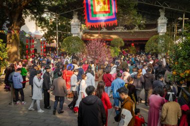 Vietnamlılar yeni yılda (Tet) dua etmek için Quan Thanh Tapınağı 'na (ya da Tran Vu Tapınağı) akın ettiler. Hanoi, Vietnam.