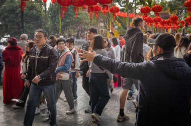 Vietnamlı aileler ve yabancı turistler, yeni yılın ilk günü Batı Gölü 'ndeki ünlü Tran Quoc tapınağını ziyaret ederler (Tet), Hanoi, Vietnam.