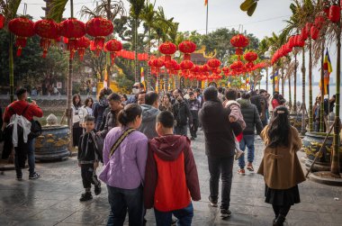 Budist Vietnamlı aileler yeni yılın ilk günü Batı Gölü 'ndeki ünlü Tran Quoc tapınağını ziyaret ederler (Tet), Hanoi, Vietnam.