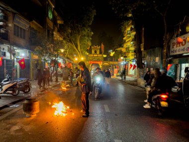 Vietnam 'da, Hanoi, Vietnam' daki Quan Chuong antik şehir kapısının hemen yanında, ay 'ın yeni yılı geceyarısından hemen sonra, Vietnamlılar sokakları doldurup atalarına adak adadılar..