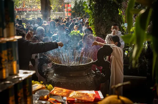 Vietnam halkı tütsü yakmak ve iyi şans dilemek için Quan Thanh (veya Tran Vu) Tapınağı 'na akın etti. Hanoi, Vietnam.