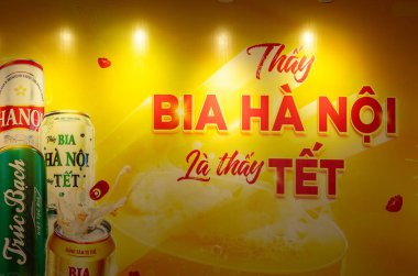Hanoi Yeni Yıl 'da (Tet) Hanoi, Vietnam' da Hanoi Birası (Bia Hanoi) için büyük sarı bir reklam.