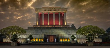 Ho Chi Minh Anıtmezarlığı 'ndan iki beyaz üniformalı asker şafakta Hanoi, Vietnam' da mozolenin önünde hazır bekliyor.