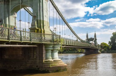 İkinci derece süslenmiş Hammersmith Köprüsü, Londra 'nın batısında Sir Joseph Bazalgette tarafından yönetilen ve 1887' de açılan asma köprü..