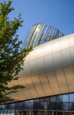 Cite du Vin, Fransa 'nın Bordeaux kentindeki modern kavisli alüminyum ve cam bir binada interaktif vitrinleri ve tatları olan yüksek teknoloji bir şarap müzesi..