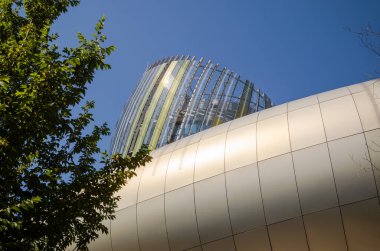 Cite du Vin, Fransa 'nın Bordeaux kentindeki modern kavisli alüminyum ve cam bir binada interaktif vitrinleri ve tatları olan yüksek teknoloji bir şarap müzesi..