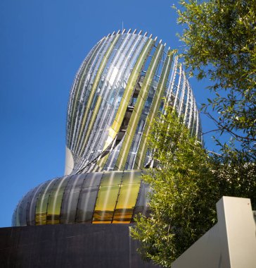 Cite du Vin, Fransa 'nın Bordeaux kentindeki modern kavisli alüminyum ve cam bir binada interaktif vitrinleri ve tatları olan yüksek teknoloji bir şarap müzesi..