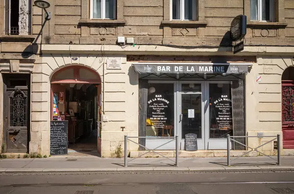 Bar de la Marine, Fransa 'nın Yeni Aquitaine bölgesinde, Bordeaux' daki Garonne nehrine yakın geleneksel bir Fransız barı..