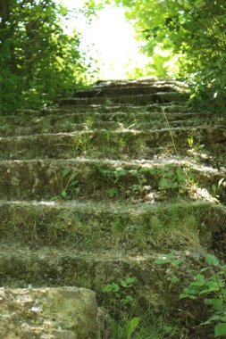 Tahta ve taştan yapılmış merdivenler.
