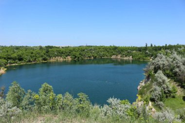 Yazın mavi gökyüzü olan göl manzarası