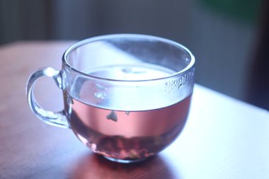 Masada su olan cam bardak.