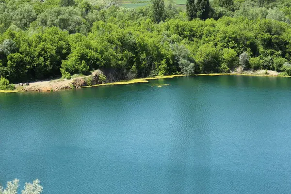 Bir dağ gölünün kıyısındaki göl