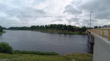 Şehrin kıyısındaki nehir.