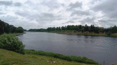 Nehir ve nehir arka planda