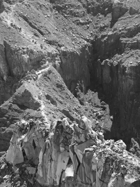 Önünde bir patika olan kayalık bir dağ. Yol dar ve dolambaçlı, ve kayalar pürüzlü ve pürüzlü. Sahne bir macera ve keşiftir.