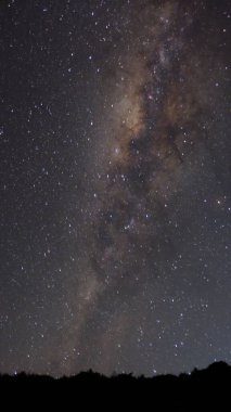 Gece gökyüzü yıldızlarla ve büyük bir süt bulutuyla doludur. Yıldızlar gökyüzüne dağılmış, bazıları birbirine daha yakın, bazıları ise daha uzaktır. Süt bulutu çok güzel.