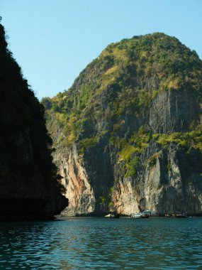 İçinden nehir akan bir dağ sırası. Su sakin ve gökyüzü berrak.