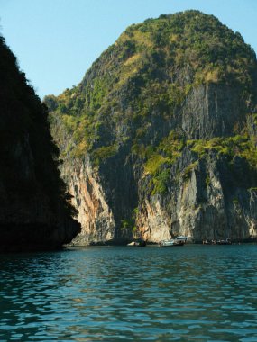 İçinden nehir akan bir dağ. Su sakin ve berrak. Dağ yemyeşil.