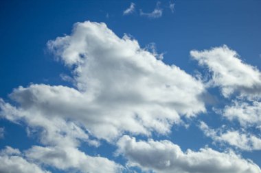 Beyaz bulutlu mavi bir gökyüzü